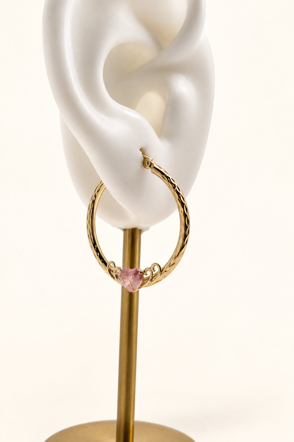 Aretes de aro con detalle de corazón en dos tonos de oro de 14 quilates (015)