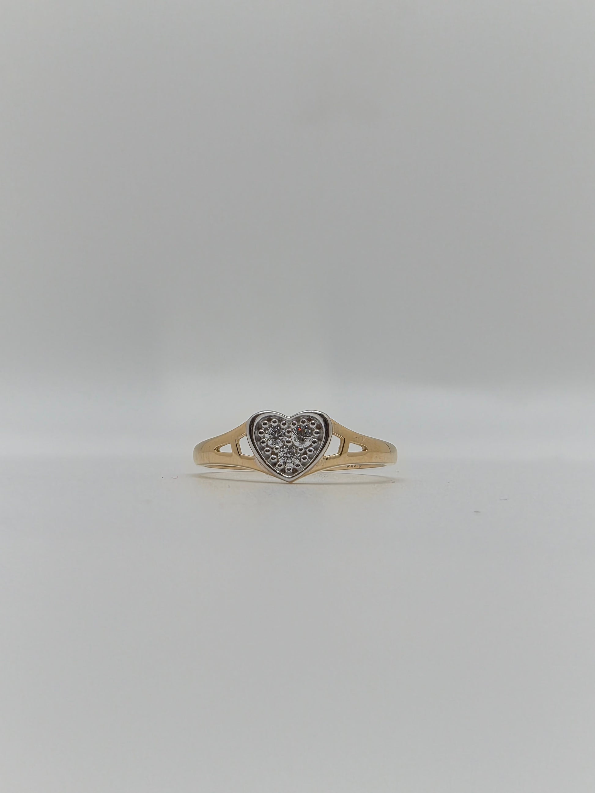 Anillo de bebé con circonita cúbica rellena de corazón en oro macizo de 14 quilates